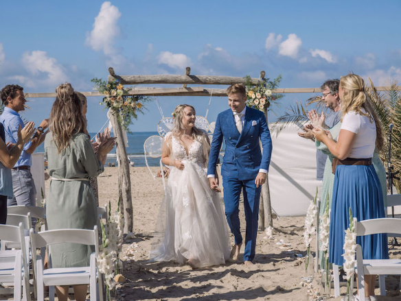 beach wedding shoot in peach en blue tinten