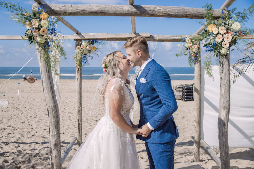 beach-wedding-shoot-peach-blue-tinten-styled-shoot18