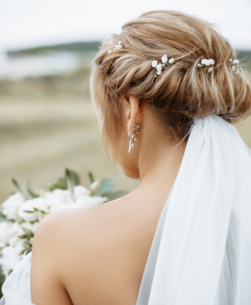  bloemen-in-je-haar-op-je-bruiloft-met-sluier-gipskruid-opgestoken-bruid