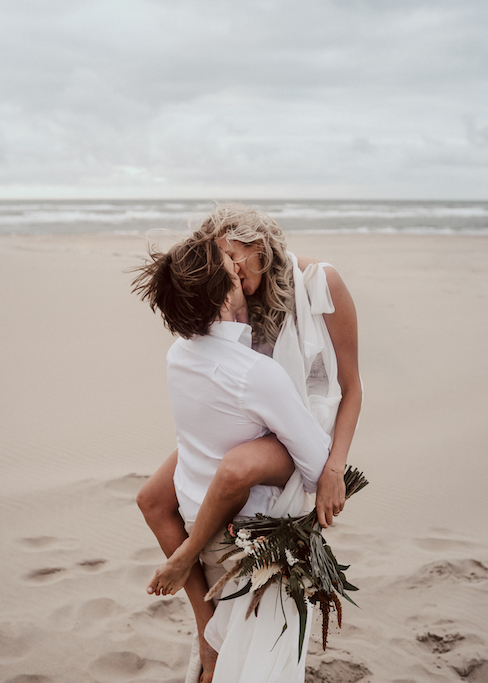 bohemian-bruiloft-aan-het-strand-Isabel-Schary-photography-trouwplannen-nl-49