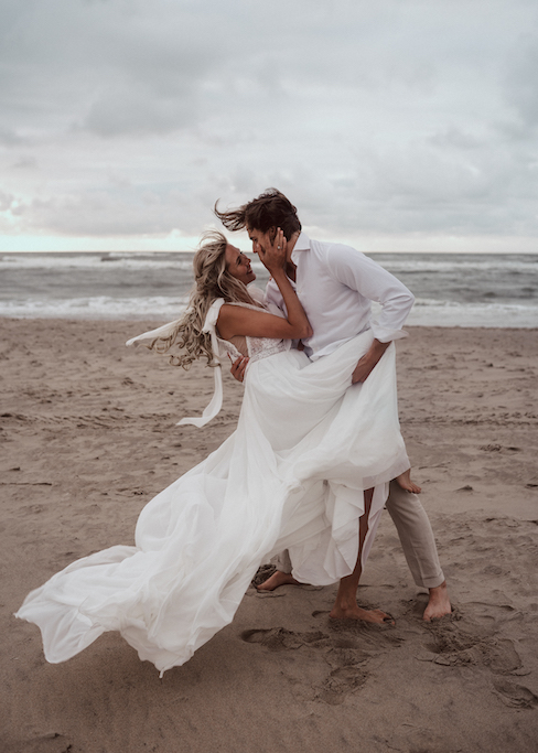 bohemian-bruiloft-aan-het-strand-Isabel-Schary-photography-trouwplannen-nl-51