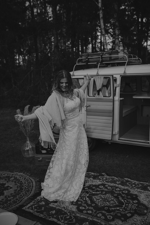 bohemian-elopement-in-het-bos-met-vintage-vw-bus-styled-shoot-trouwplannen-nl14