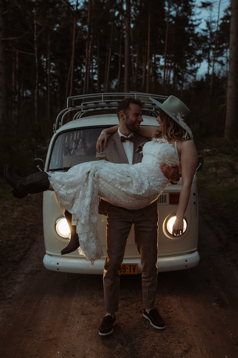 bohemian-elopement-in-het-bos-met-vintage-vw-bus-styled-shoot-trouwplannen-nl50