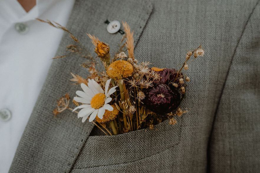 het-corsage-bruiloft-corsages-bruidegom-corsage-trouwplannen-Inge-Pieck-Fotografie