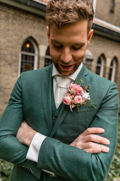 het-corsage-bruiloft-corsages-bruidegom-corsage-trouwplannen-dhr-and-mw-fotografie