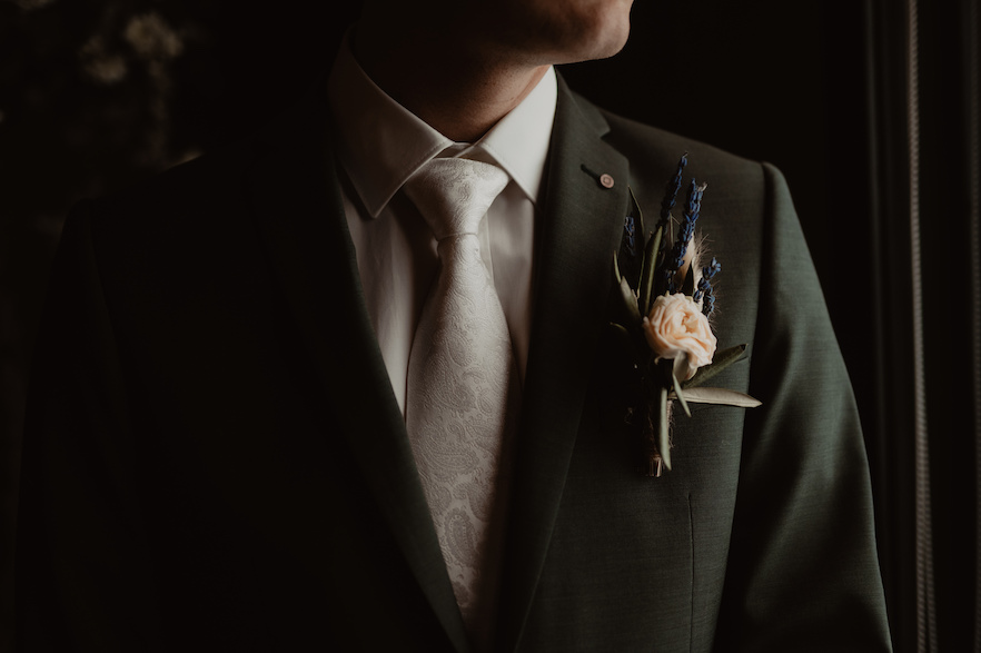 het-corsage-bruiloft-corsages-bruidegom-corsage-trouwplannen-trouwpak-Dyonne-Fotografie