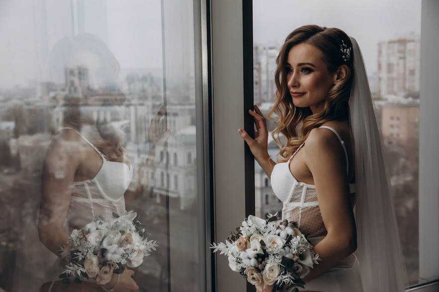 hoe maak je de huwelijksnacht extra speciaal trouwplannen-nl bride boudoir shoot