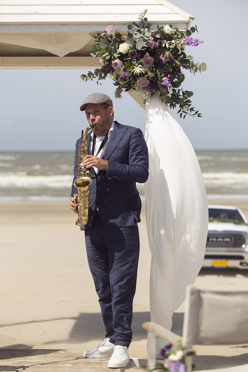 summer-chic-bruiloft-op-het-strand-fifa-foto-18
