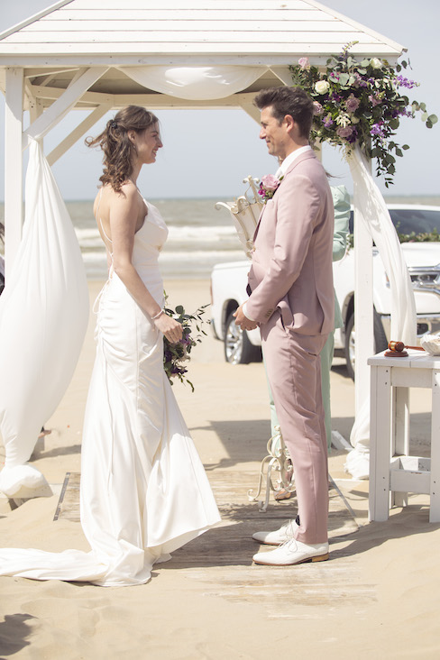 summer-chic-bruiloft-op-het-strand-fifa-foto-20