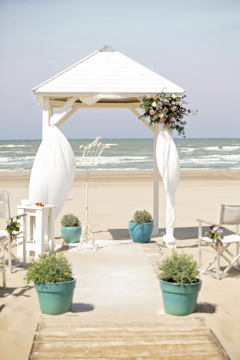 summer-chic-bruiloft-op-het-strand-fifa-foto-35