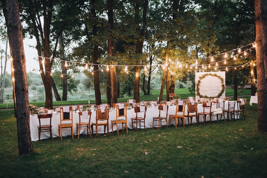 tafelschikking-voor-je-bruiloft-rustic-wedding-lange-tafel